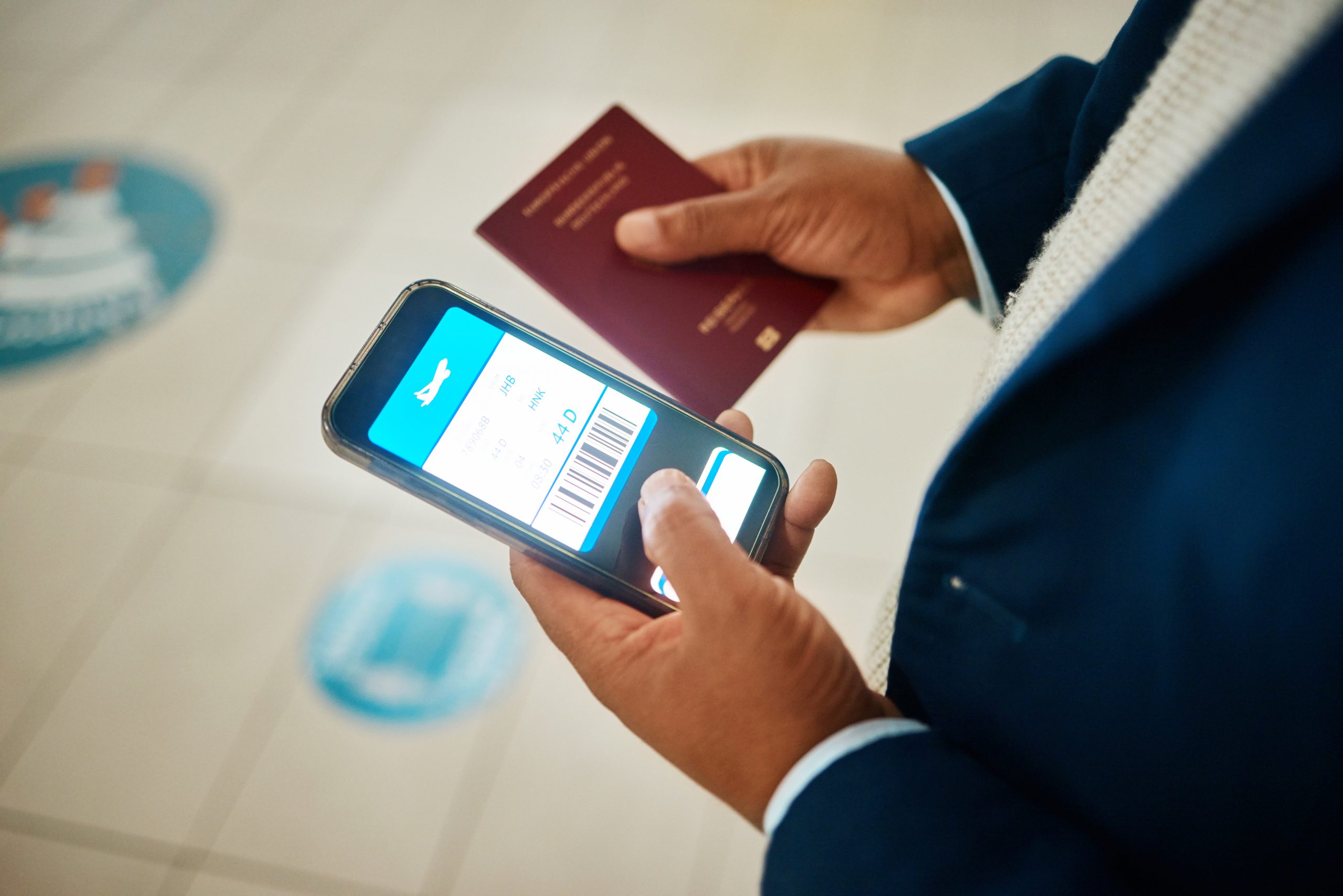 airport-phone-screen-and-passport-in-hands-for-bo-2023-11-27-05-04-07-utc